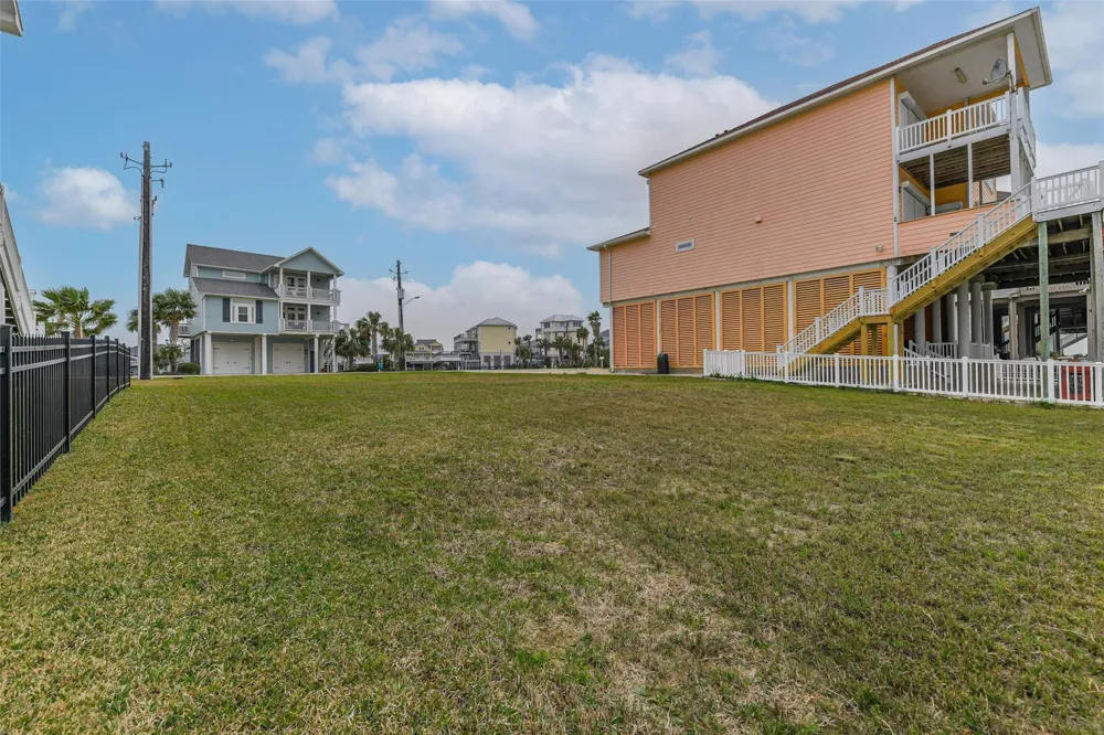 1618 Windsong Way Tiki Island, TX 77554