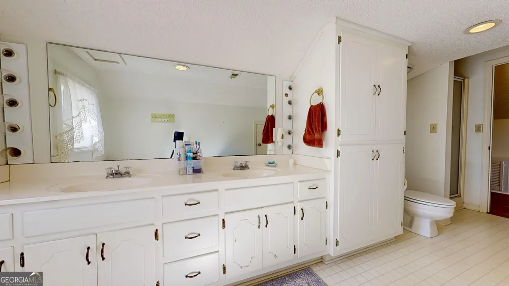 1613 Camellia DR Waycross, GA 31501
