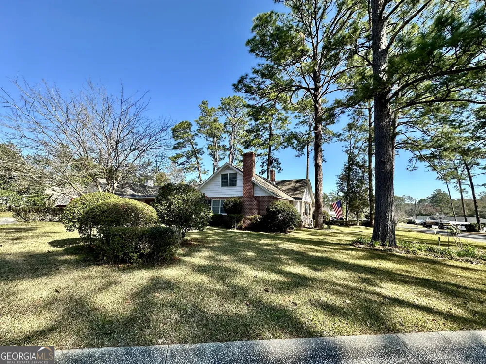 1613 Camellia DR Waycross, GA 31501