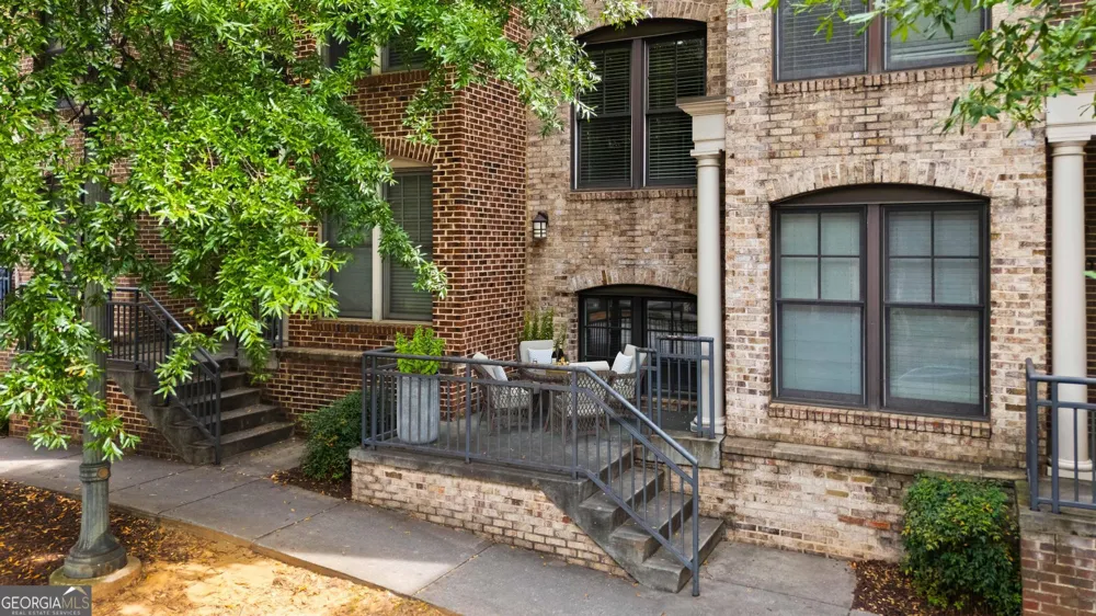 702 Cosmopolitan Drive NE