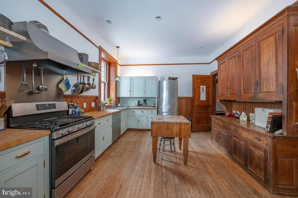 266 BEECHWOOD DRIVE Bryn Mawr, PA 19010