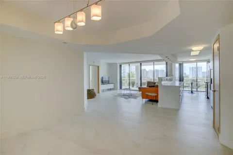 3600 Yacht Club Dr #703