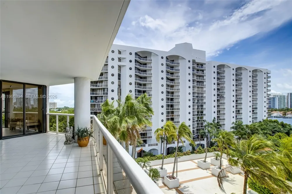 3600 Yacht Club Dr #703 Aventura, FL 33180