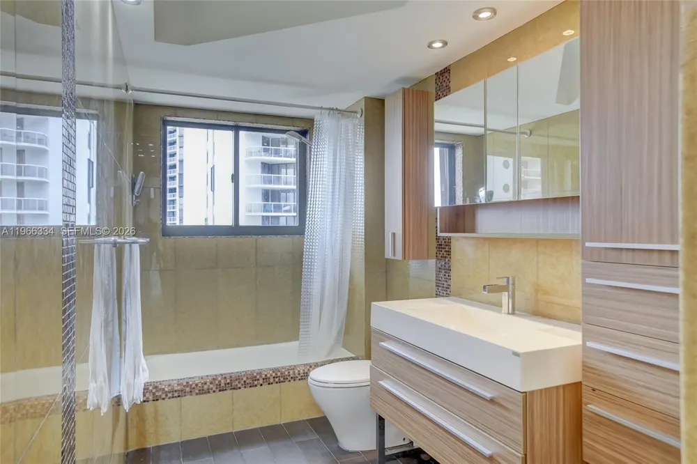 3600 Yacht Club Dr #703 Aventura, FL 33180