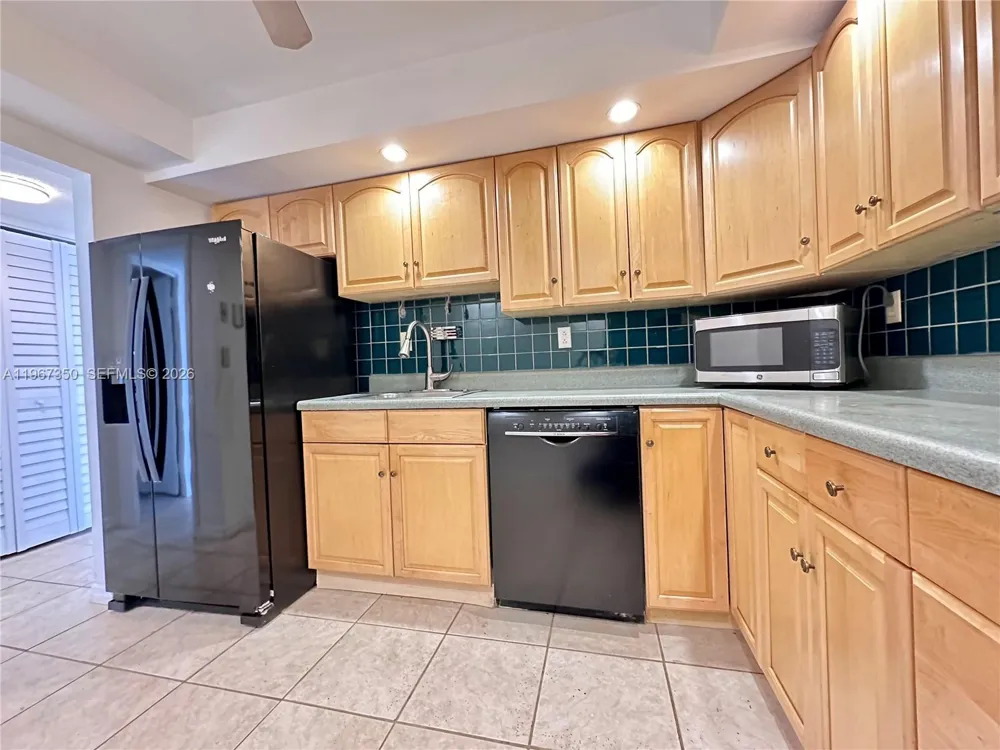 800 Parkview Dr #1007 Hallandale Beach, FL 33009