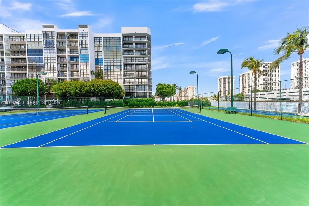 800 Parkview Dr #1007 Hallandale Beach, FL 33009