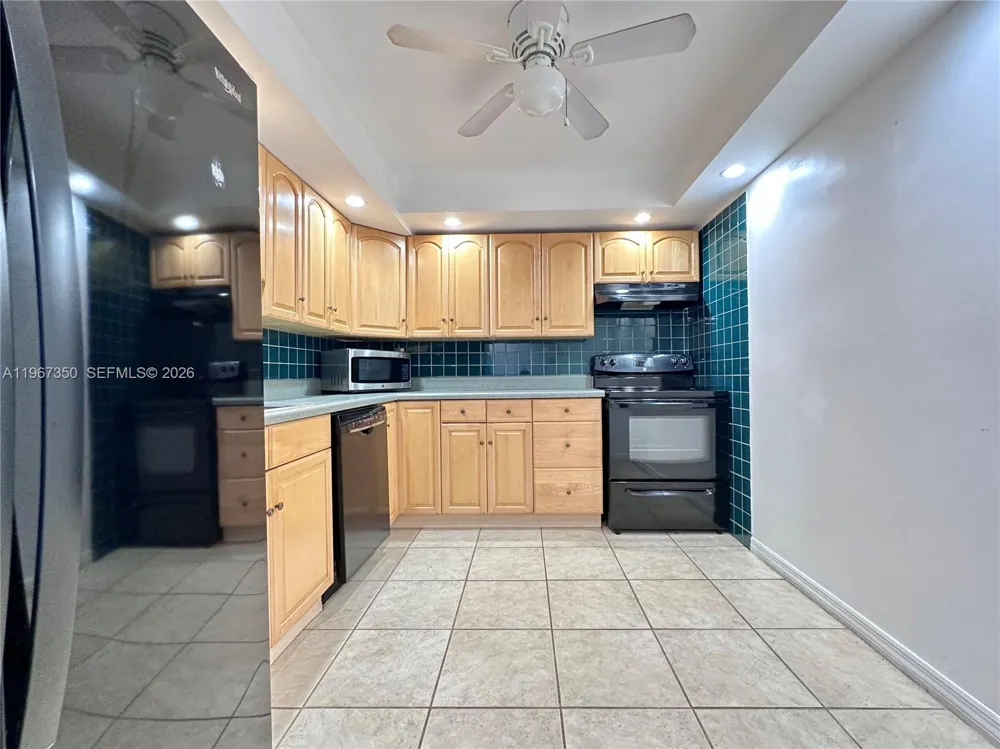 800 Parkview Dr #1007 Hallandale Beach, FL 33009