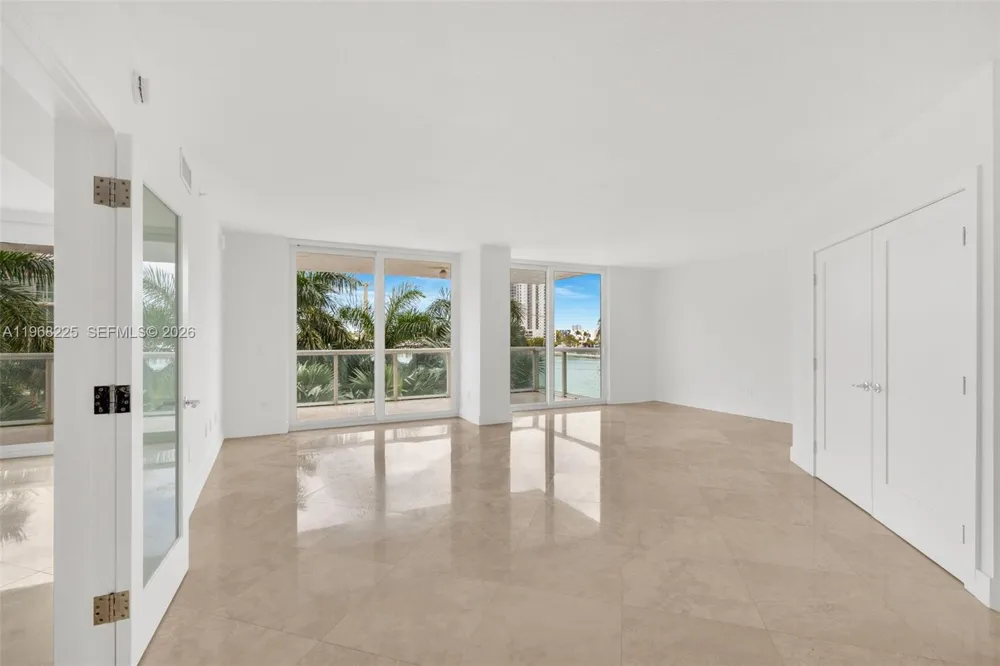 10 Venetian Way #403 Miami Beach, FL 33139