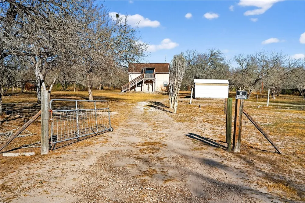 5752 Mockingbird Ln Mathis, TX 78368