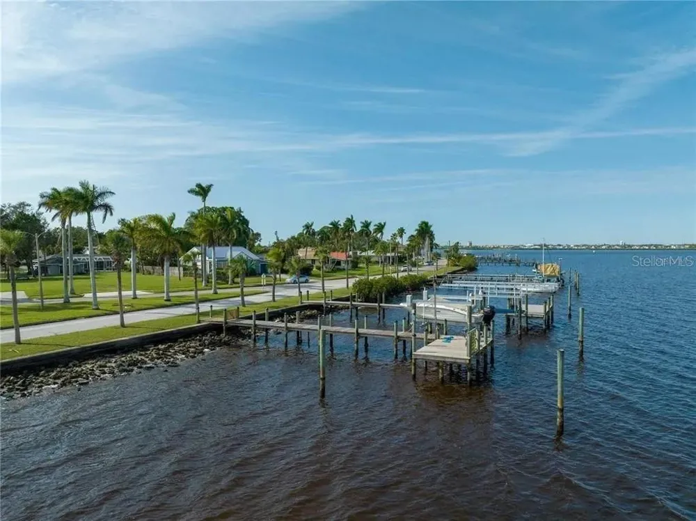 2520 RIVERSIDE DRIVE E Bradenton, FL 34208
