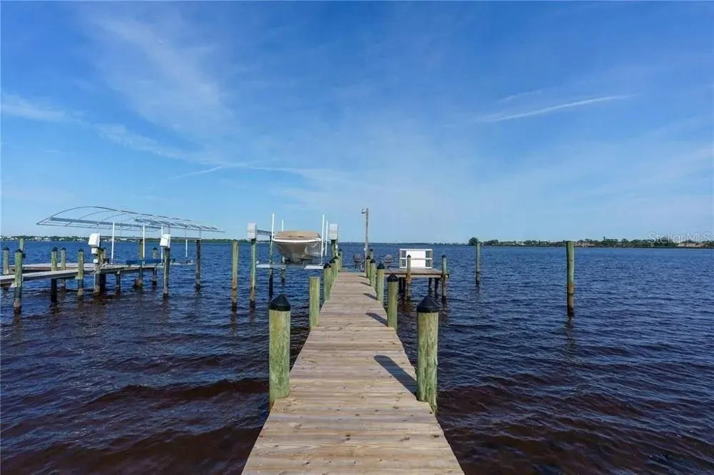 2520 RIVERSIDE DRIVE E Bradenton, FL 34208