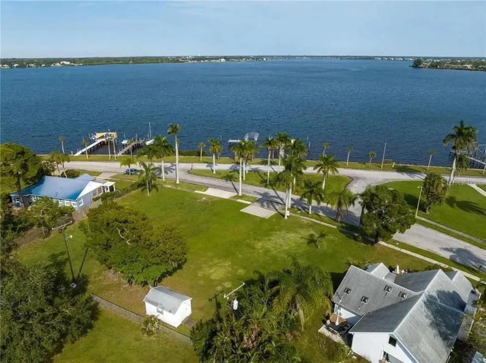 2520 RIVERSIDE DRIVE E Bradenton, FL 34208