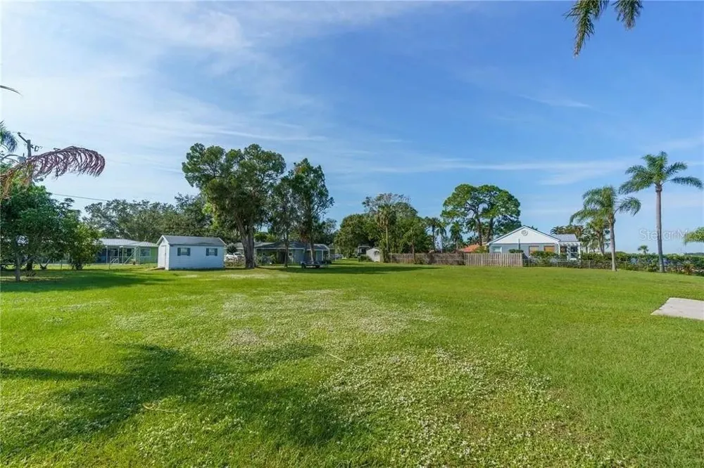 2520 RIVERSIDE DRIVE E Bradenton, FL 34208