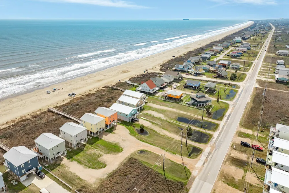 2938 Bluewater Highway Surfside Beach, TX 77541