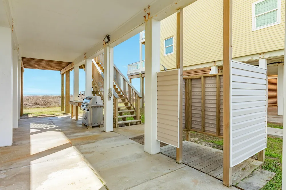 2938 Bluewater Highway Surfside Beach, TX 77541