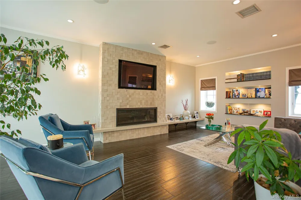 165 W Walnut Street Long Beach, NY 11561