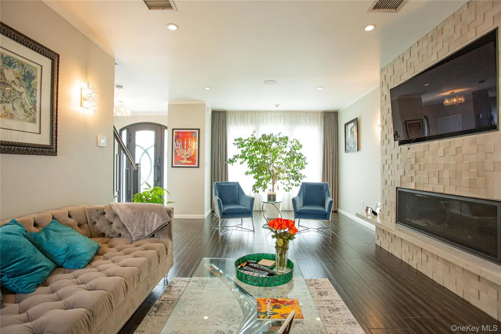 165 W Walnut Street Long Beach, NY 11561