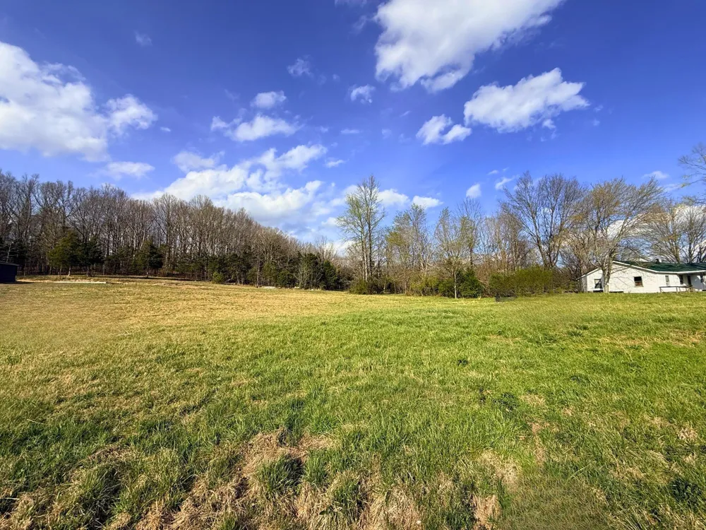 1672 Rabe Coats Rd Westmoreland, TN 37186