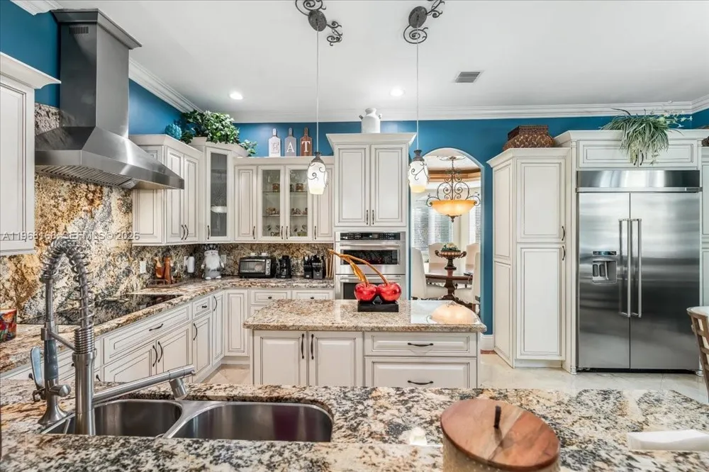 7851 NW 166th Ter Miami Lakes, FL 33016