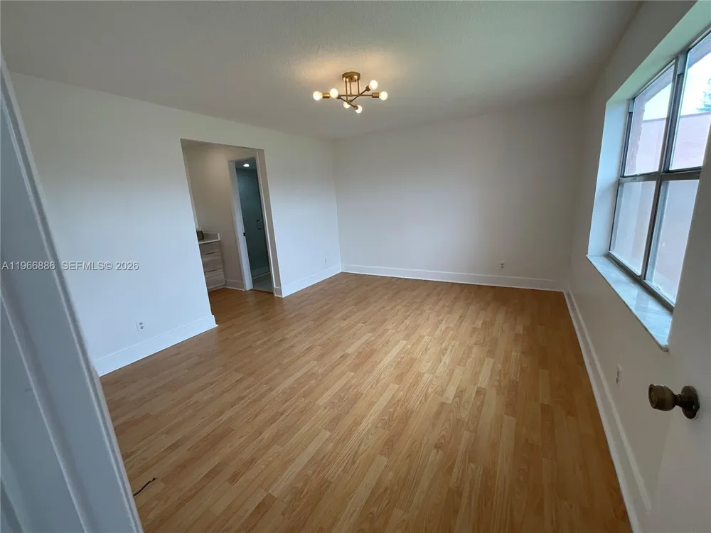 9481 Sunrise Lakes Blvd #302 Sunrise, FL 33322