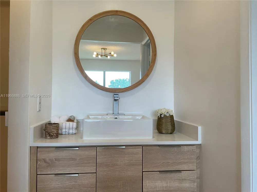 9481 Sunrise Lakes Blvd #302 Sunrise, FL 33322
