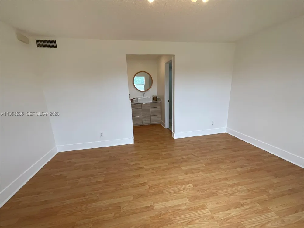 9481 Sunrise Lakes Blvd #302 Sunrise, FL 33322