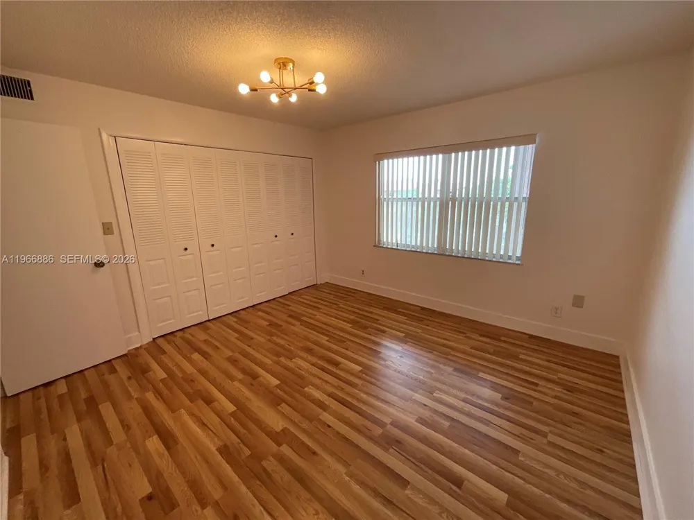 9481 Sunrise Lakes Blvd #302 Sunrise, FL 33322