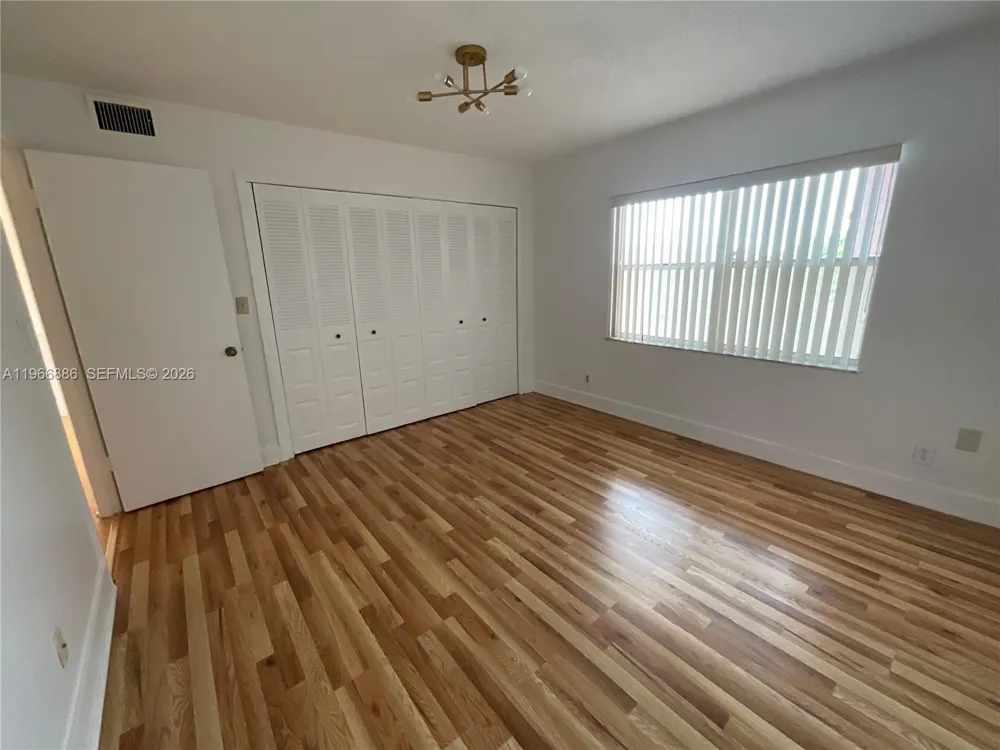 9481 Sunrise Lakes Blvd #302 Sunrise, FL 33322
