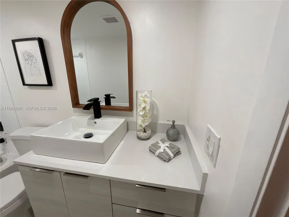 9481 Sunrise Lakes Blvd #302 Sunrise, FL 33322