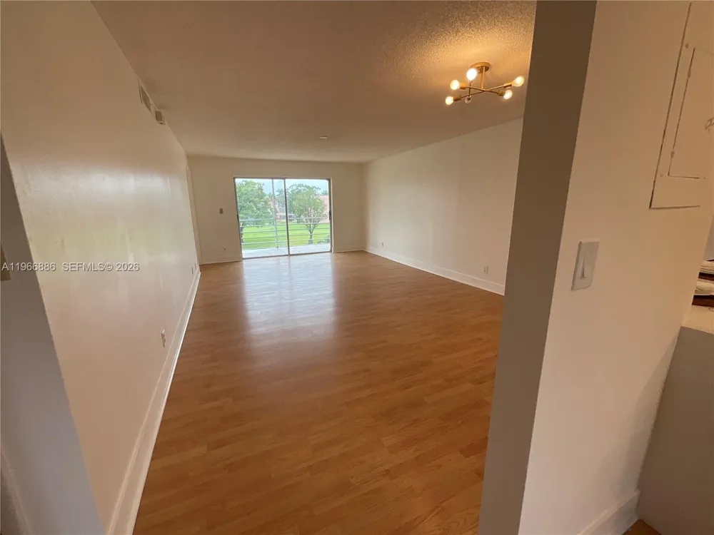 9481 Sunrise Lakes Blvd #302 Sunrise, FL 33322