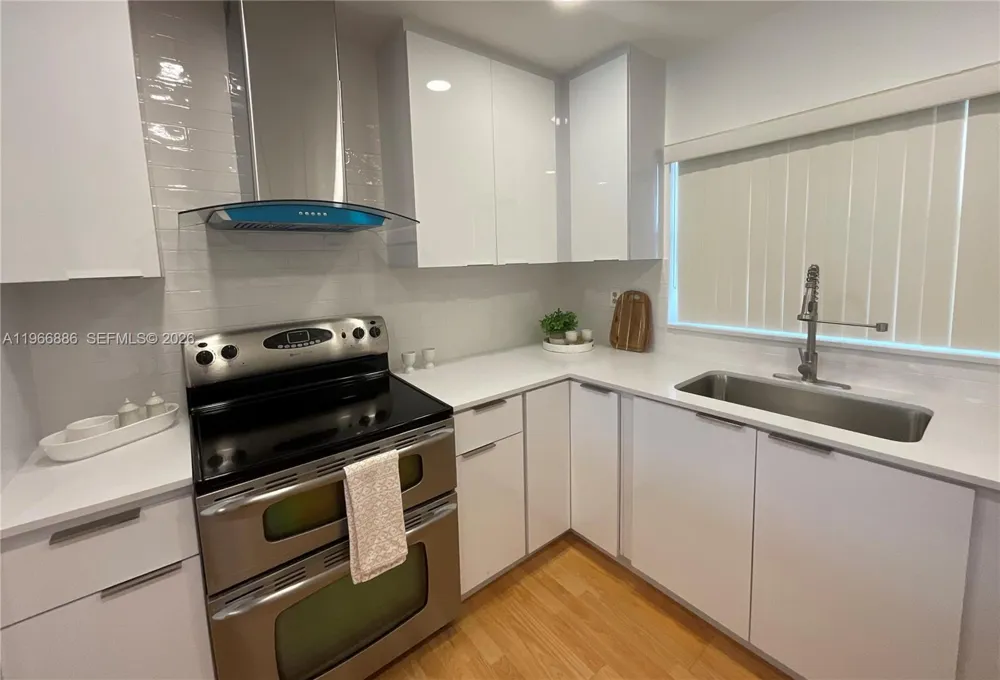 9481 Sunrise Lakes Blvd #302 Sunrise, FL 33322