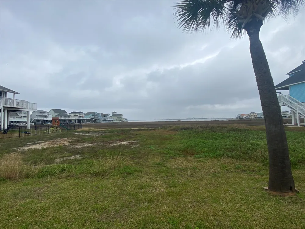 22 Tiki Drive Tiki Island, TX 77554