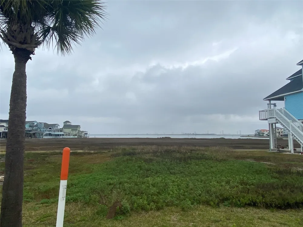 22 Tiki Drive Tiki Island, TX 77554