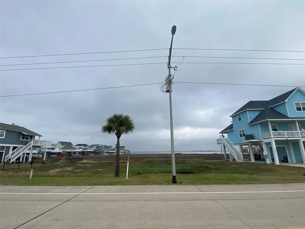 22 Tiki Drive Tiki Island, TX 77554