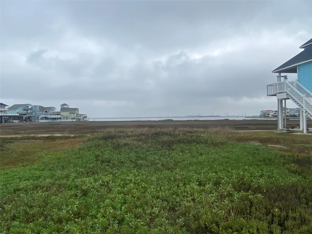22 Tiki Drive Tiki Island, TX 77554