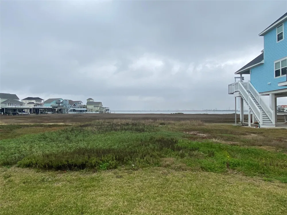 22 Tiki Drive Tiki Island, TX 77554