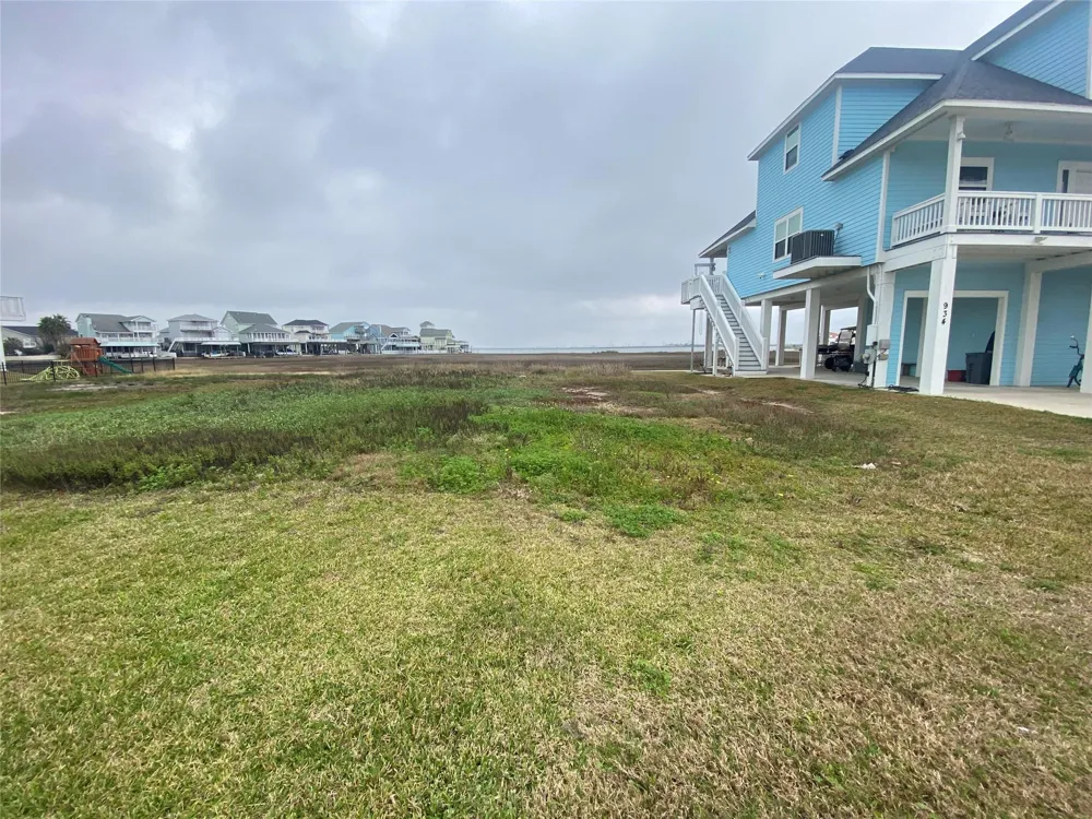 22 Tiki Drive Tiki Island, TX 77554
