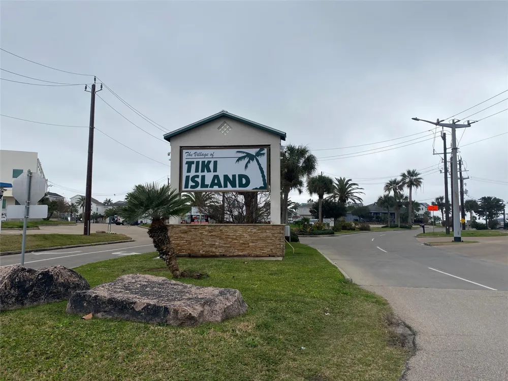 22 Tiki Drive Tiki Island, TX 77554
