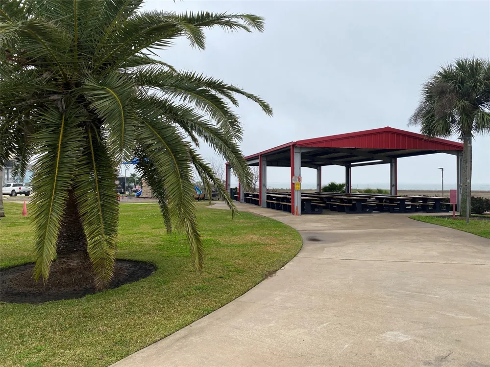 22 Tiki Drive Tiki Island, TX 77554