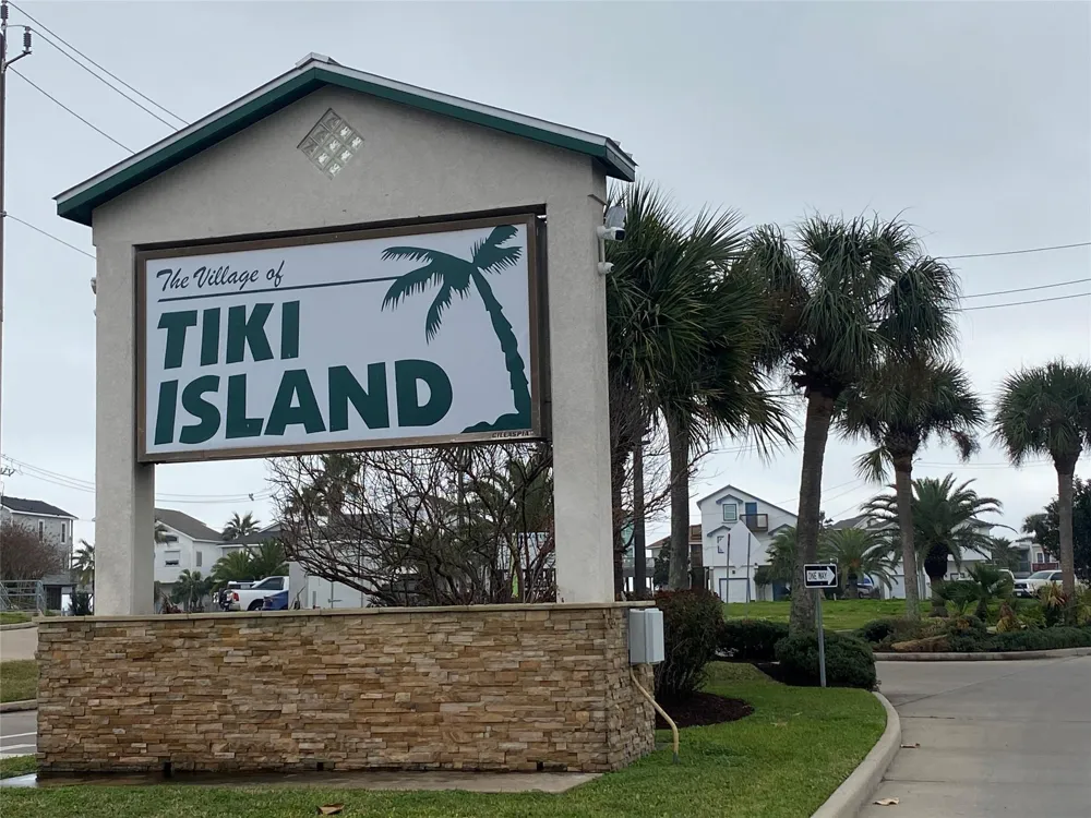 22 Tiki Drive Tiki Island, TX 77554