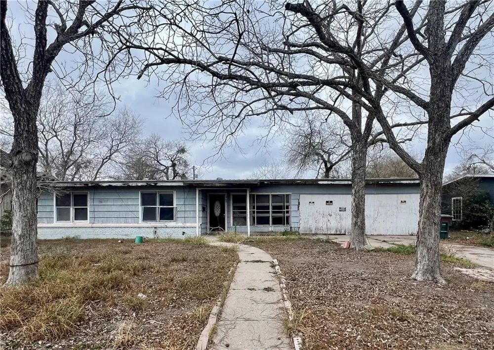 909 Highland Avenue Alice, TX 78332