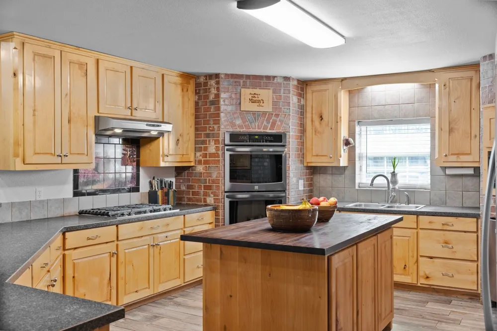 24 County Road Nw 1060 Talco, TX 75487