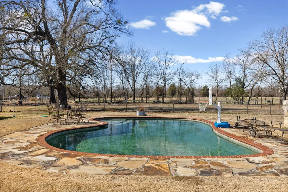 24 County Road Nw 1060 Talco, TX 75487