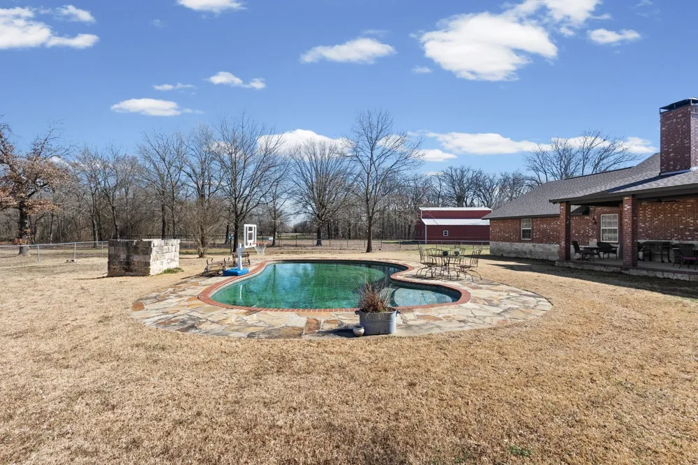24 County Road Nw 1060 Talco, TX 75487