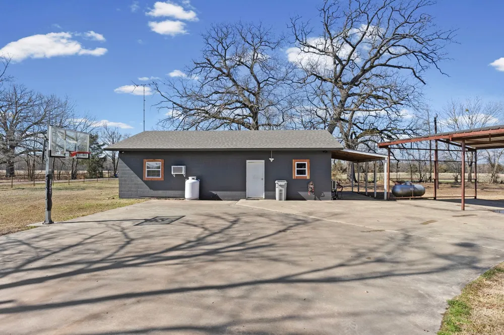 24 County Road Nw 1060 Talco, TX 75487