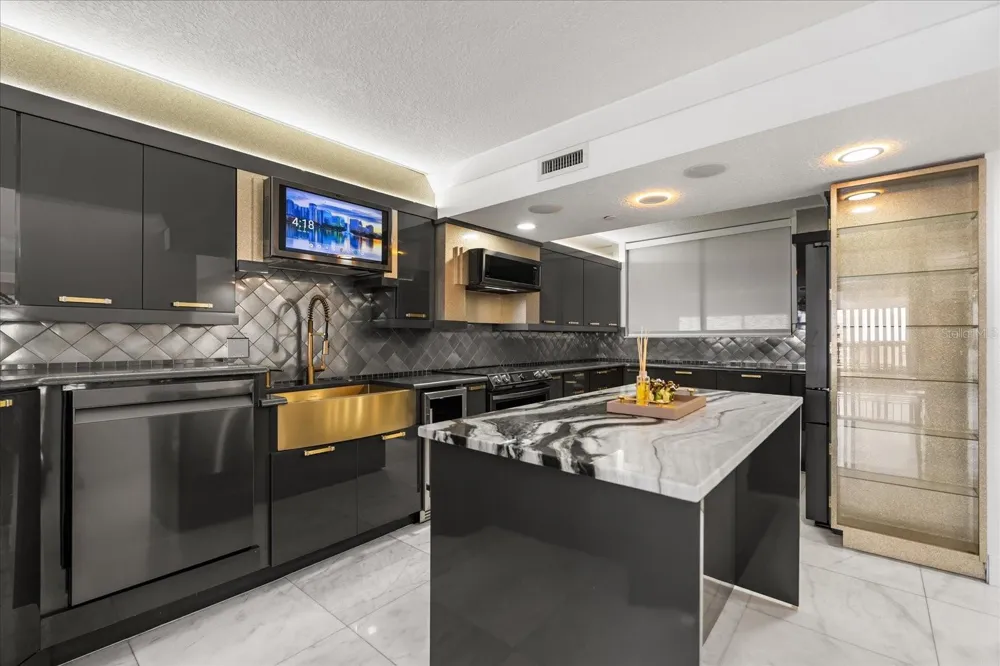 530 E CENTRAL BOULEVARD #1901 Orlando, FL 32801