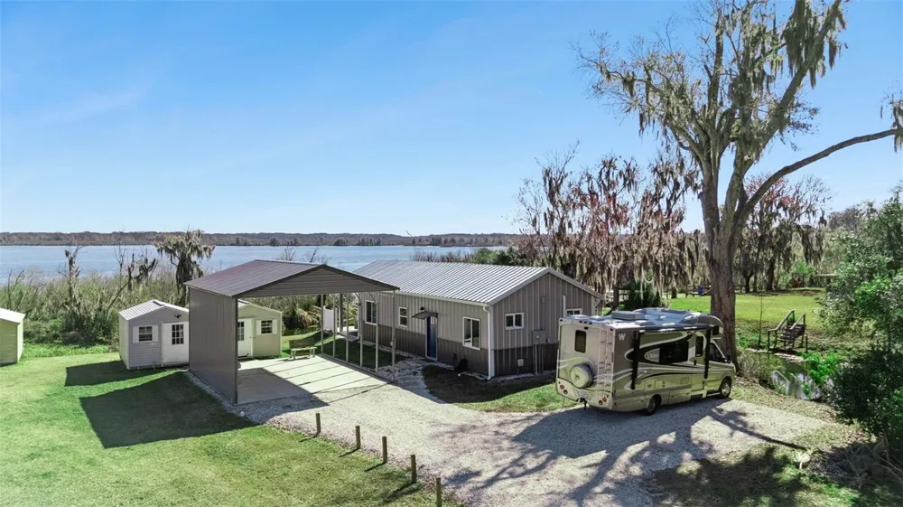 645 CR 485A Lake Panasoffkee, FL 33538