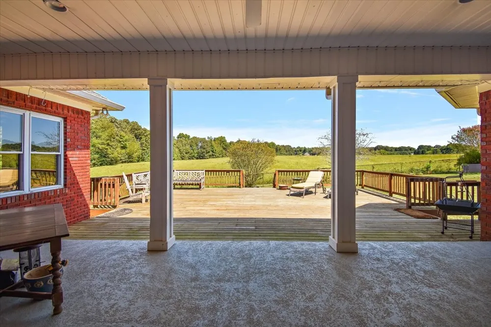 140 Tyler Ct W Leoma, TN 38468