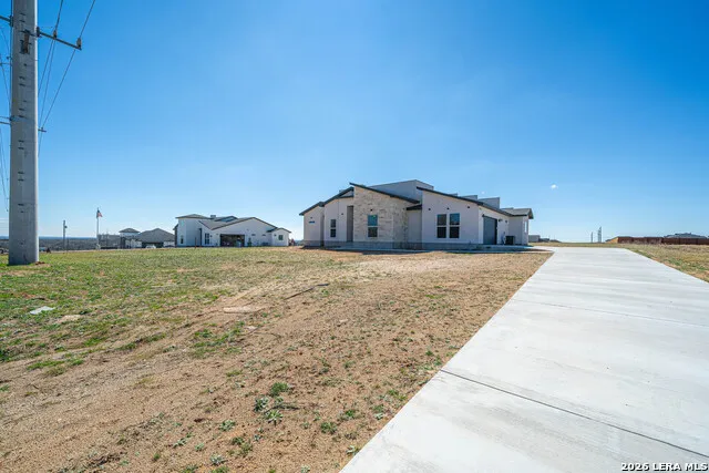 999 County Road 319 La Vernia, TX 78121