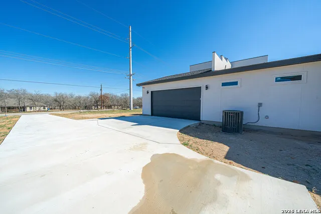 999 County Road 319 La Vernia, TX 78121